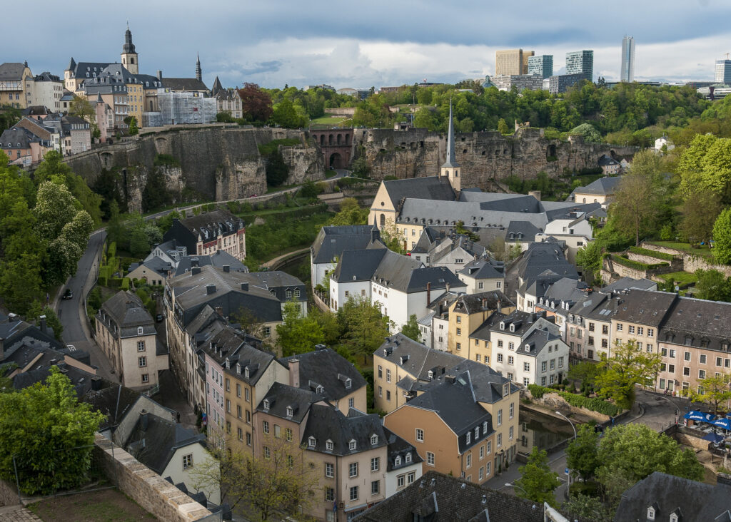 bvi4092 FlickrView from the city ramparts Luxembourg(CC BY 2.0)