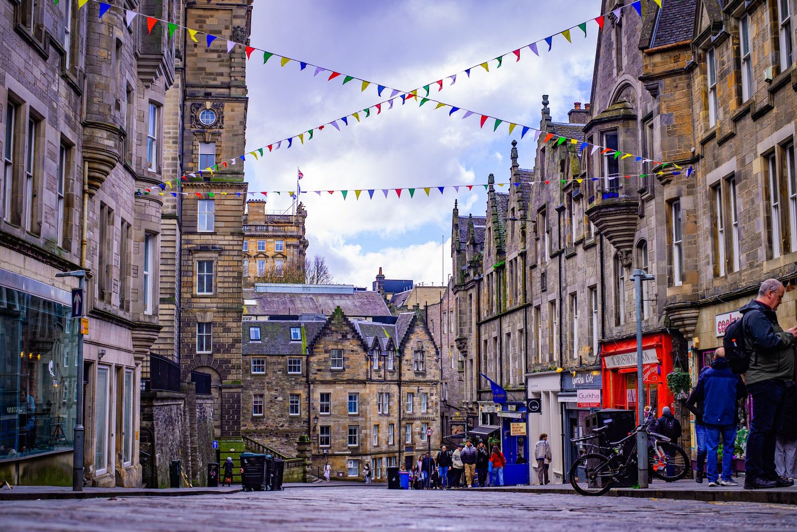 Une rue historique d'Édimbourg bordée de façades anciennes
