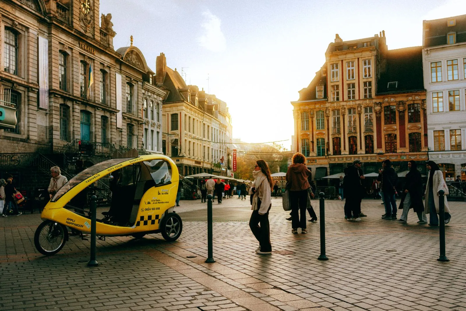 Grand Place de Lille et ses façades flamandes au coucher du soleil