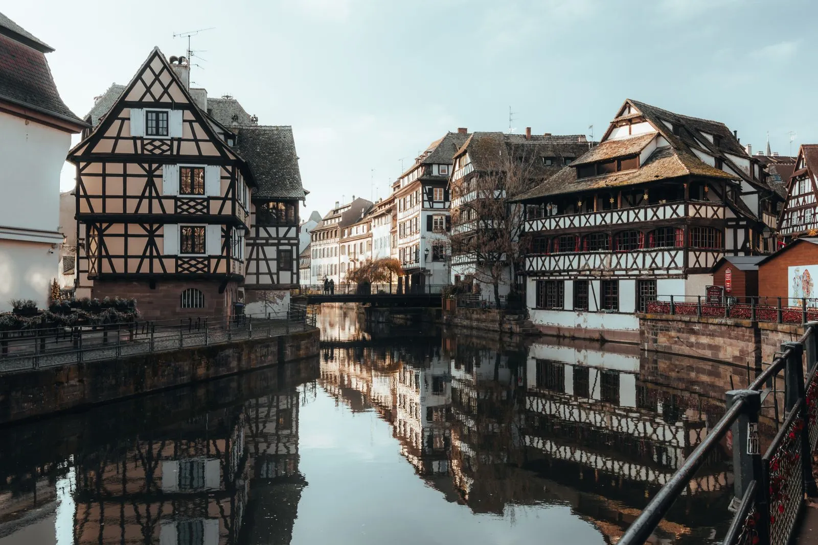 Maisons à colombages de la Petite France au bord du canal à Strasbourg
