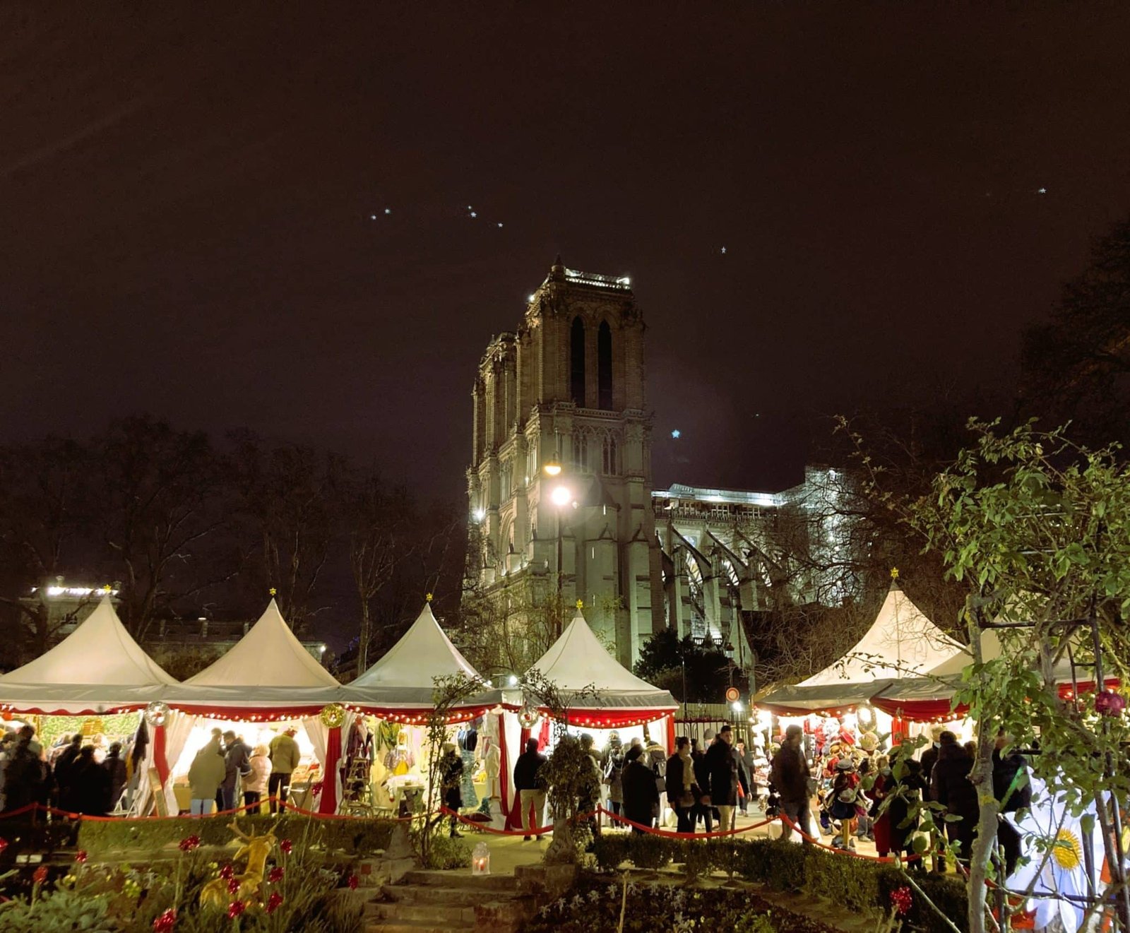 Chalets du marché de Noël devant Notre-Dame de Paris