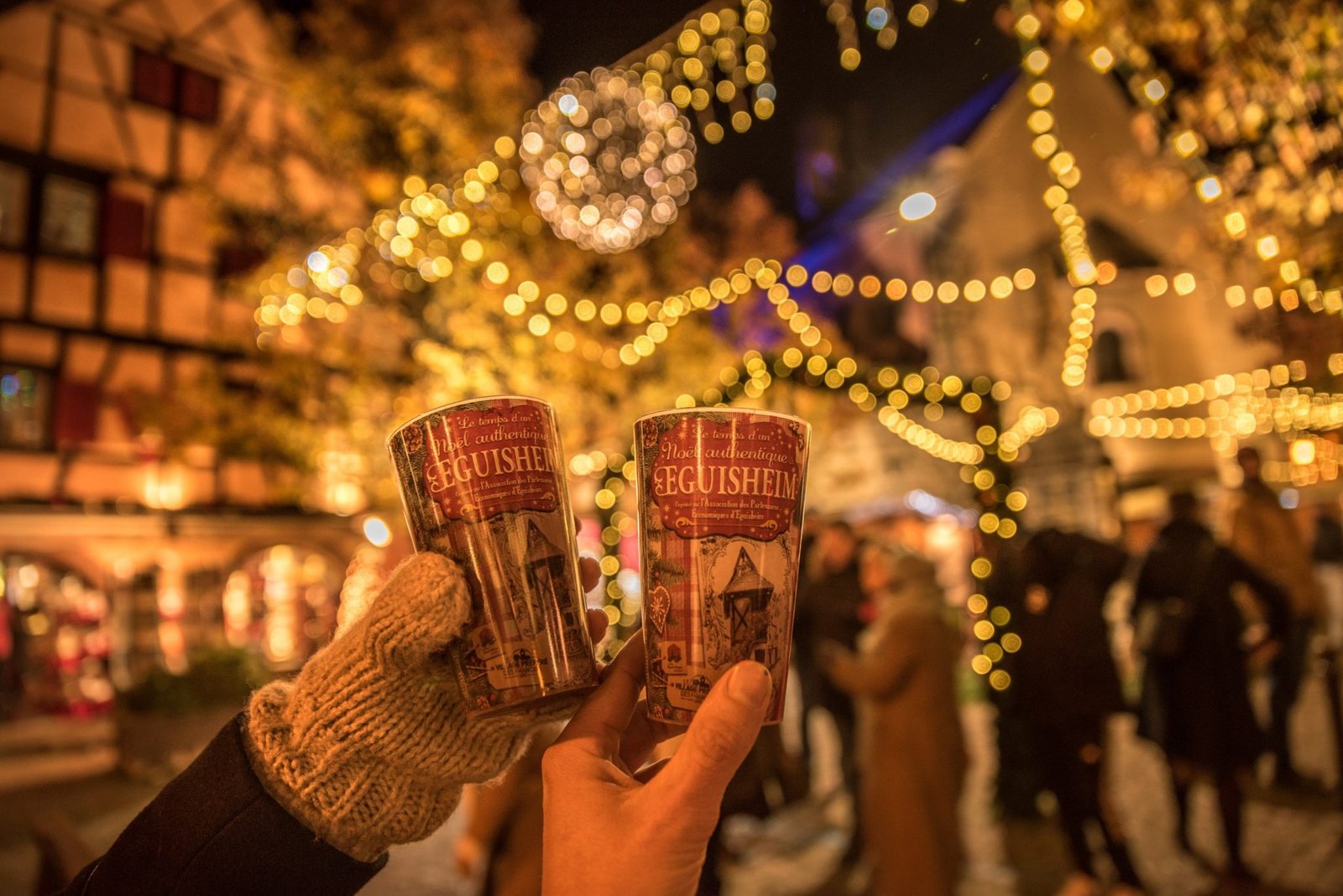 Ruelle d'Eguisheim décorée pour Noël, maisons à colombages et guirlandes
