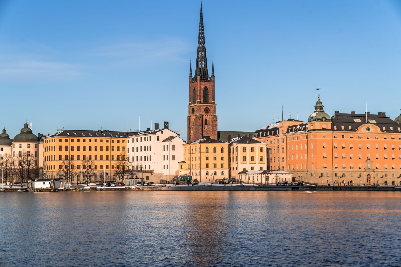 L'île de Riddarholmen et son église à flèche ajourée, à Stockholm, par une journée d'hiver ensoleillée