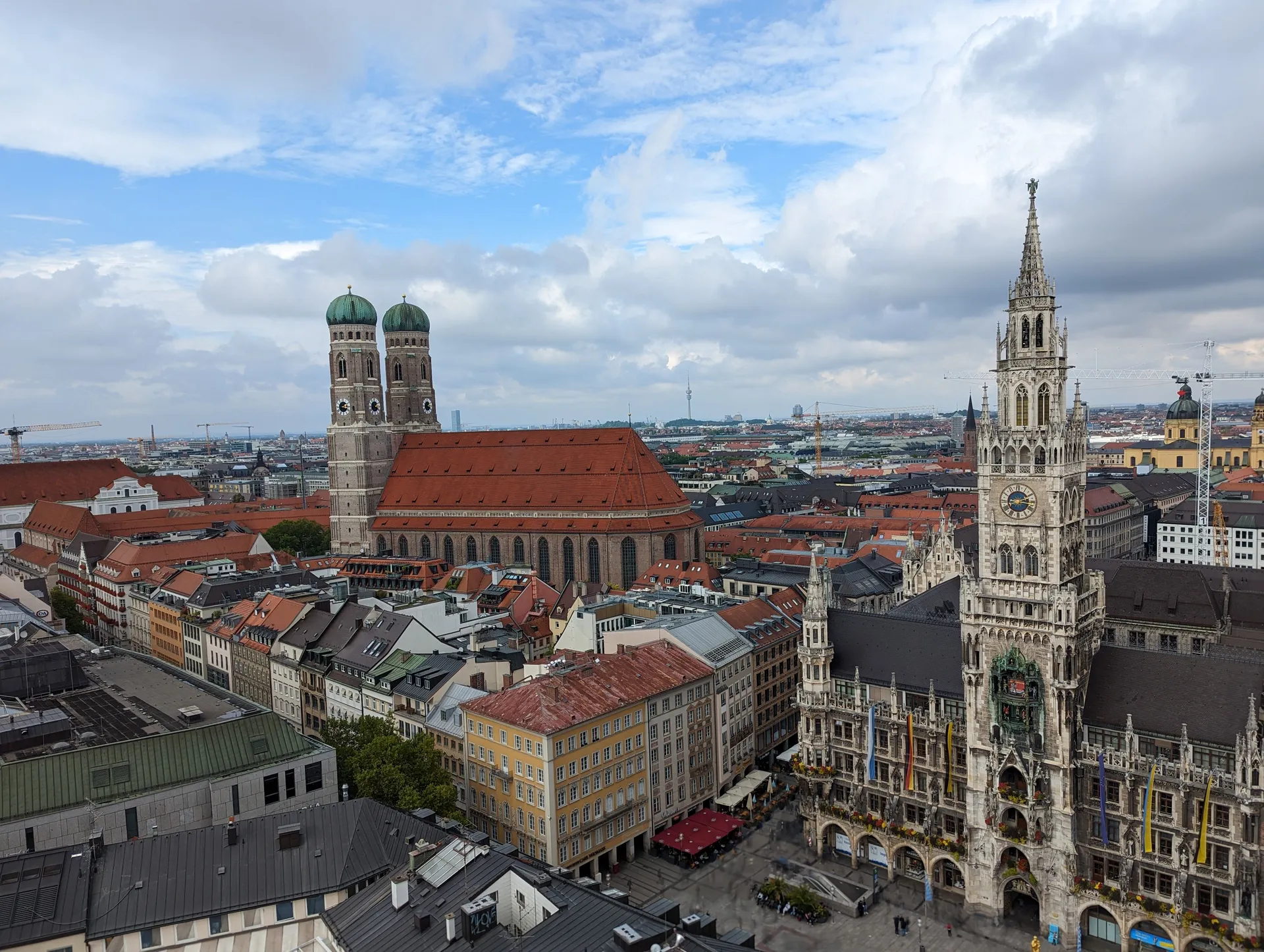 Vue aérienne de la Marienplatz de Munich, avec la Frauenkirche et le Neues Rathaus