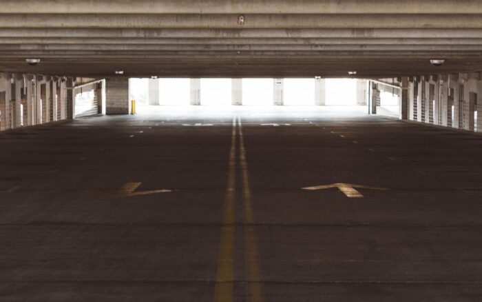 Parking gare, aéroport et ville : où se garer et payer moins cher