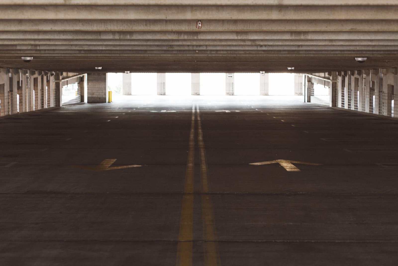 Parking gare, aéroport et ville : où se garer et payer moins cher