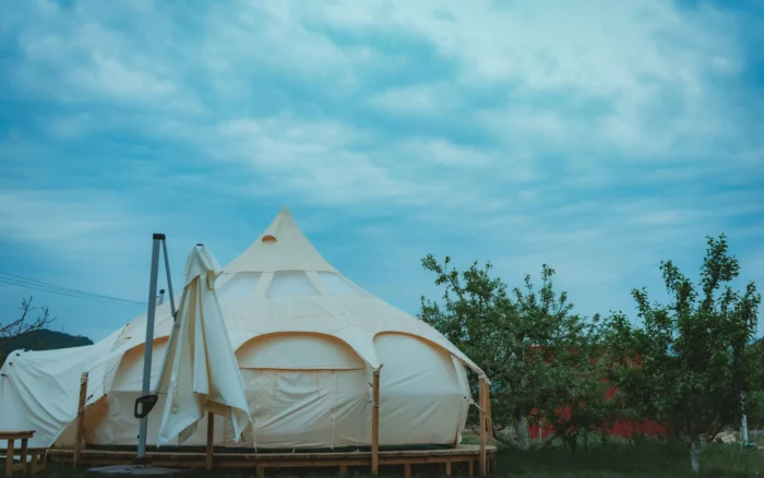 Glamping et campings insolites en France : dormir autrement