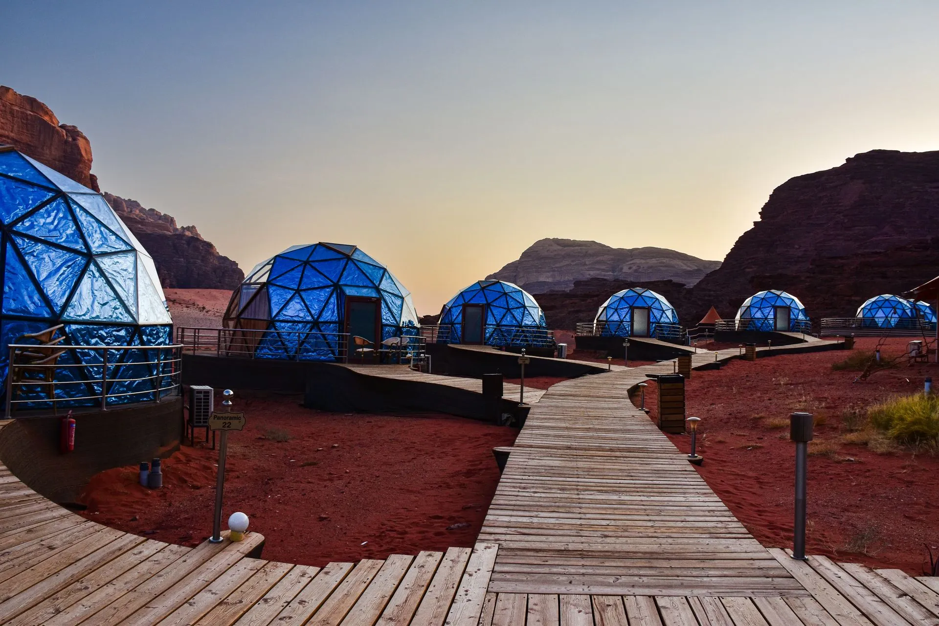 Dômes de glamping éclairés sous un ciel étoilé