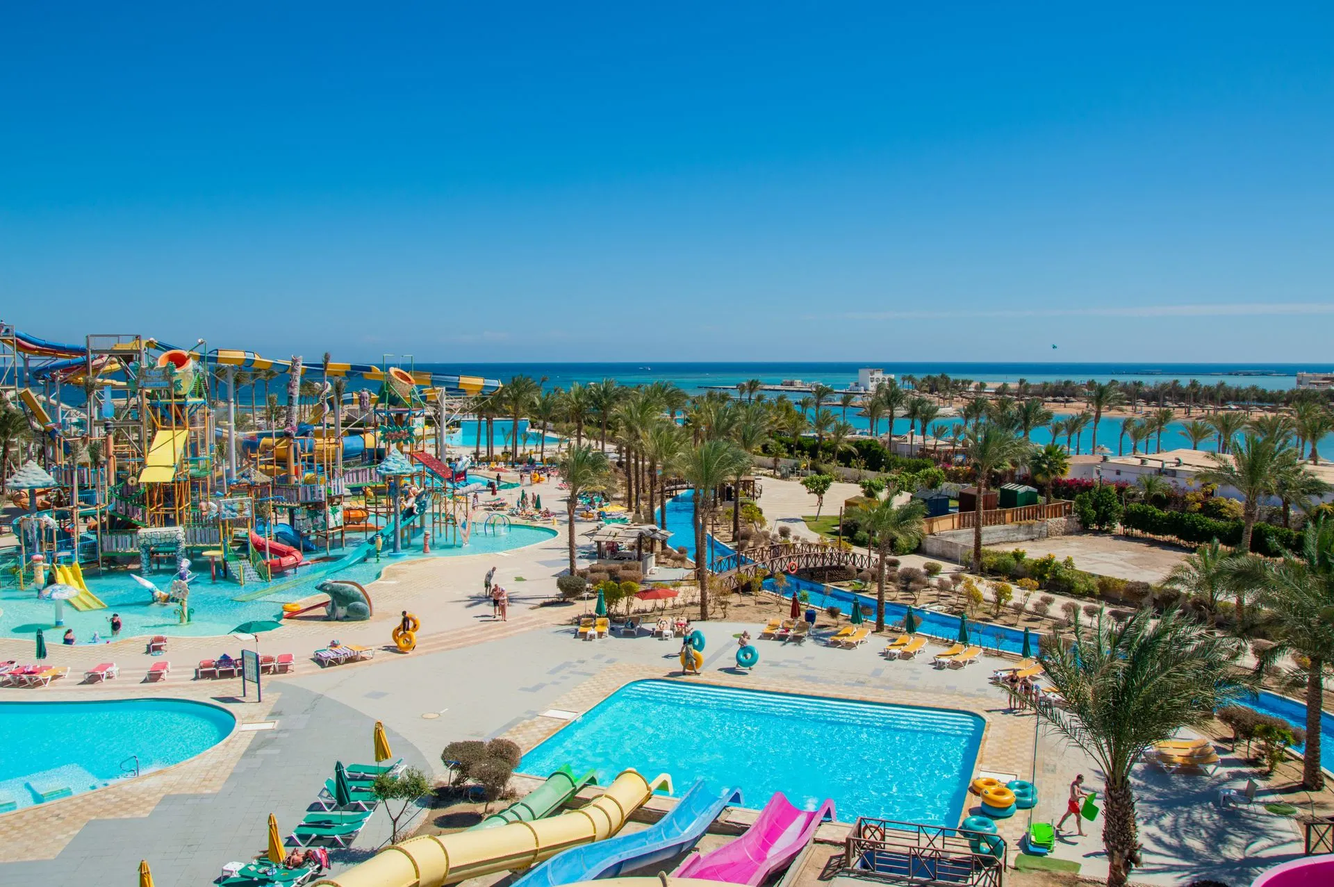 Vue aérienne d'un parc aquatique de camping en bord de mer