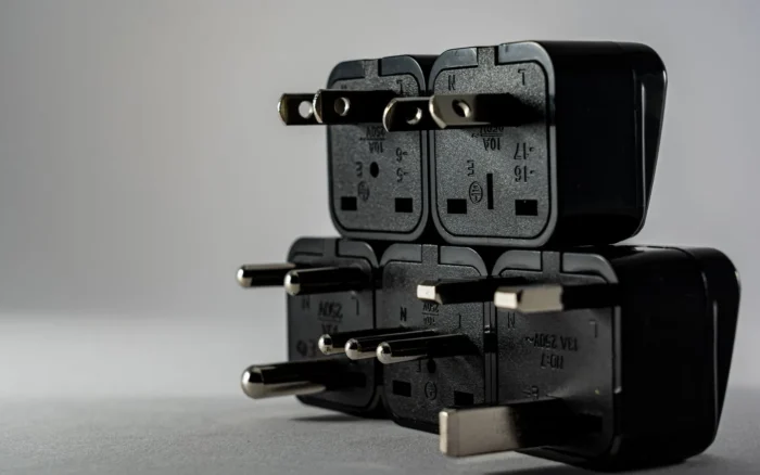 Adaptateur de prise universel : lequel choisir pour voyager