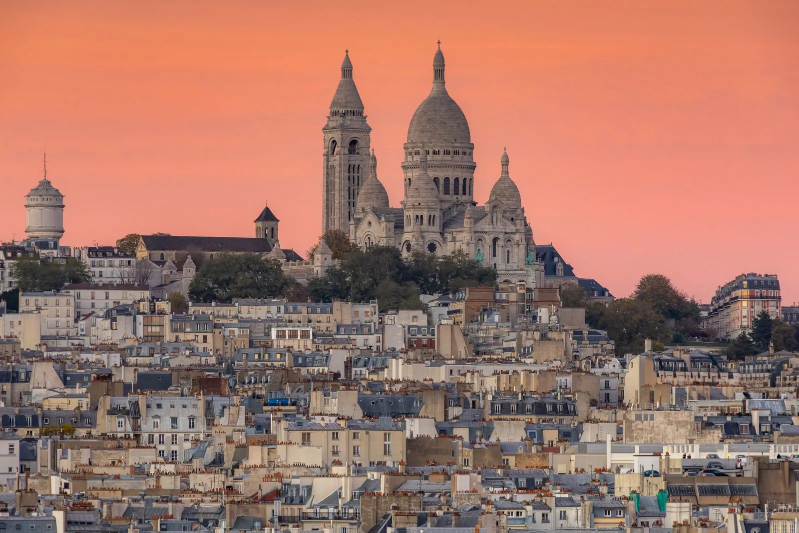 Basilique du Sacré-Cœur et toits de Montmartre à Paris au coucher du soleil