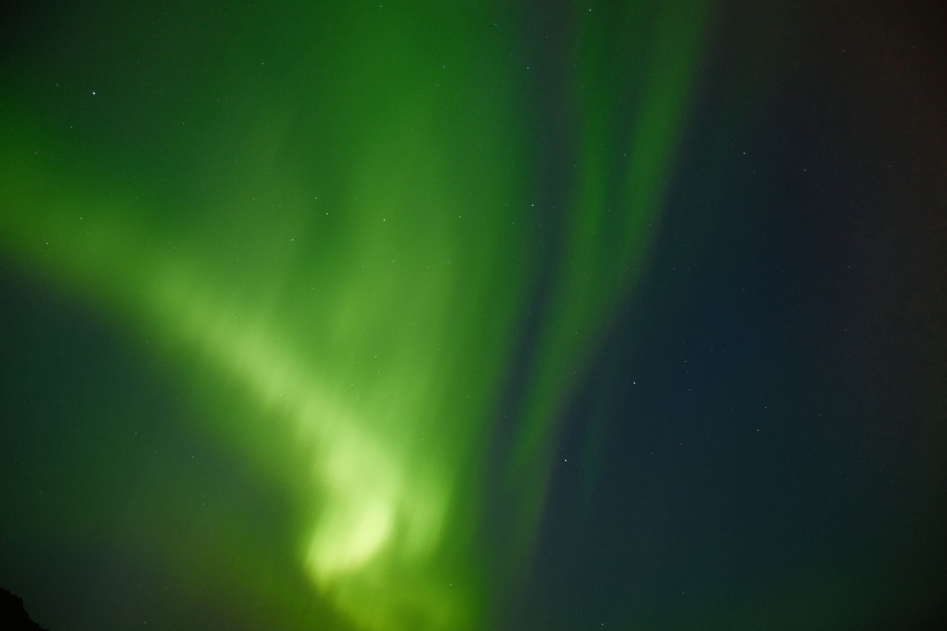 Aurore boréale et paysage arctique enneigé