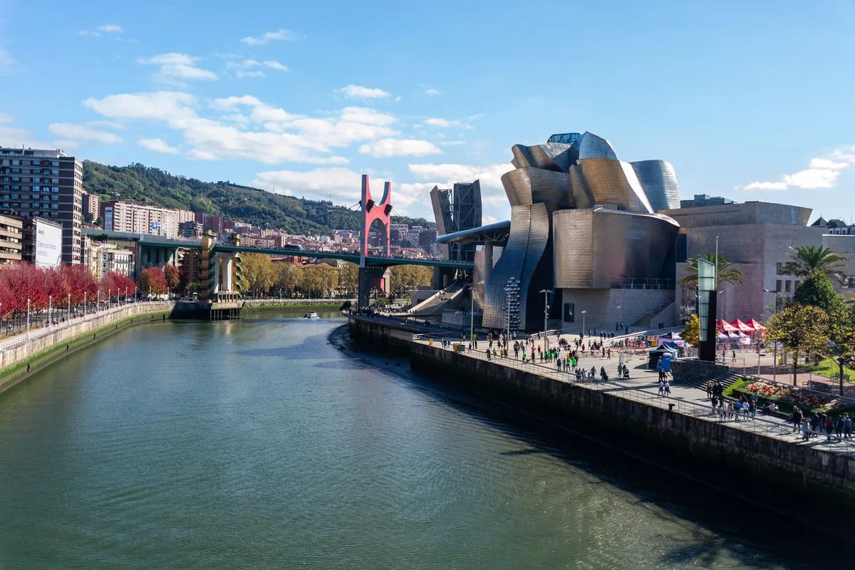 Le musée Guggenheim de Bilbao signé Frank Gehry, au bord de la ria