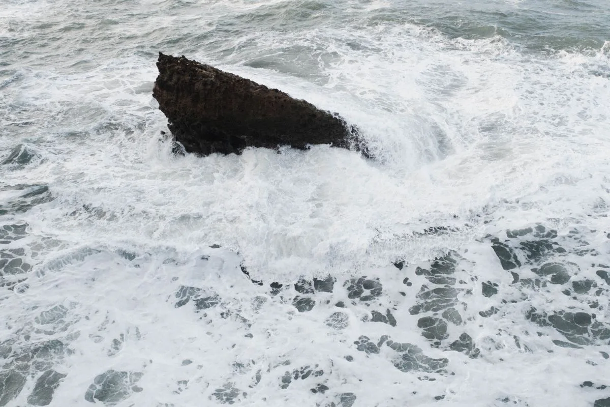 Vagues d'hiver s'écrasant sur les rochers de la côte de Biarritz