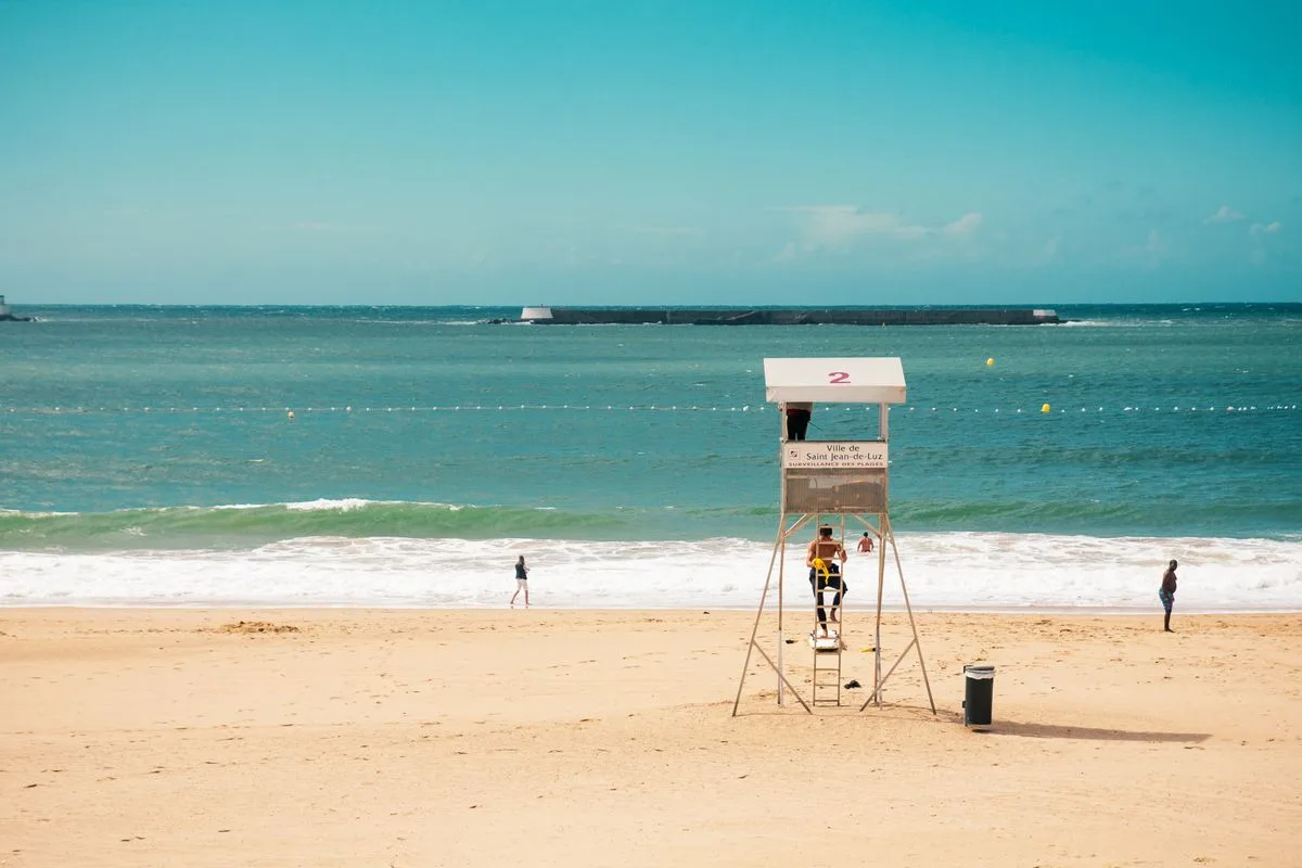 La plage de Saint-Jean-de-Luz et sa baie abritée