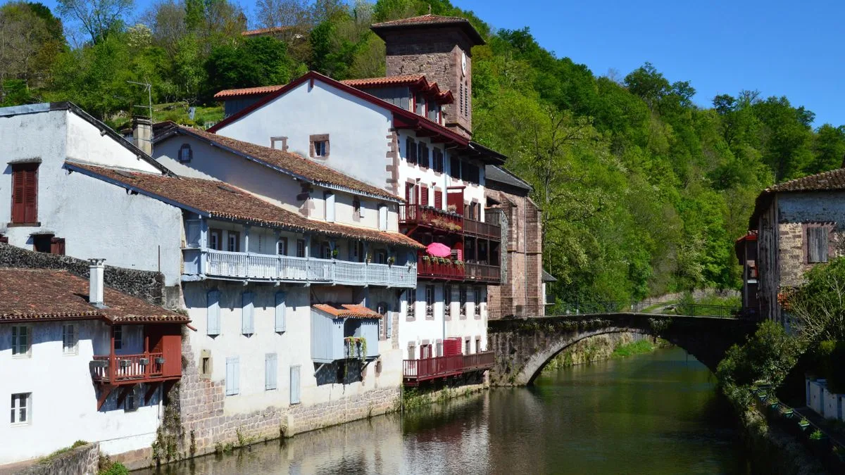 Maisons traditionnelles et pont à Saint-Jean-Pied-de-Port
