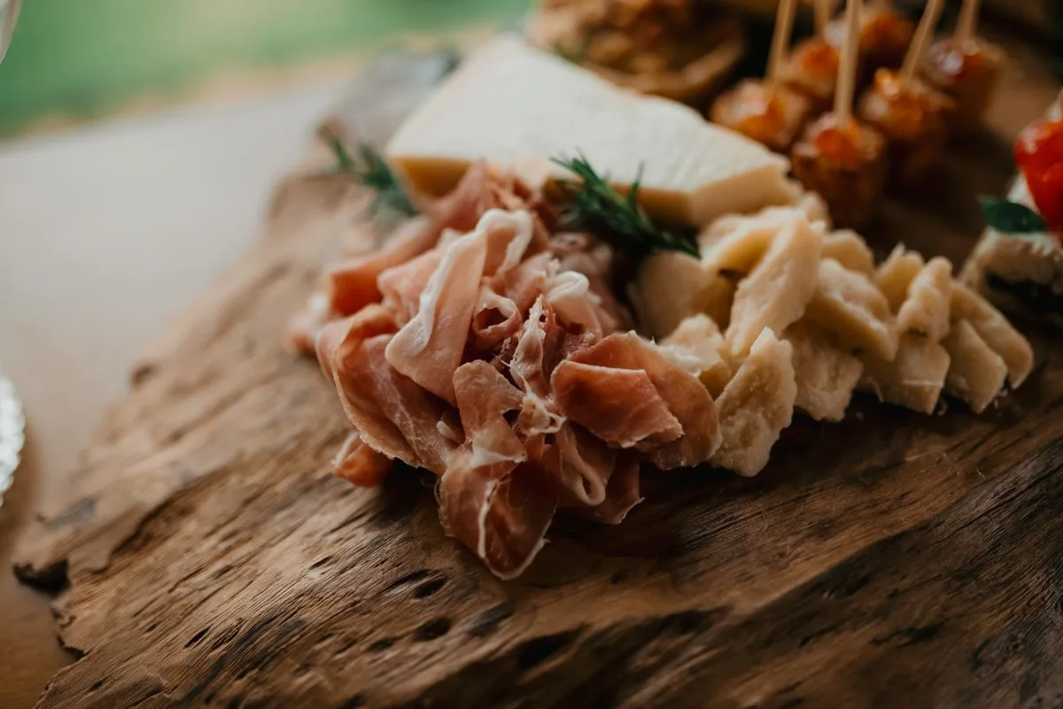 Plateau de fromages et de charcuterie, spécialités du Pays basque