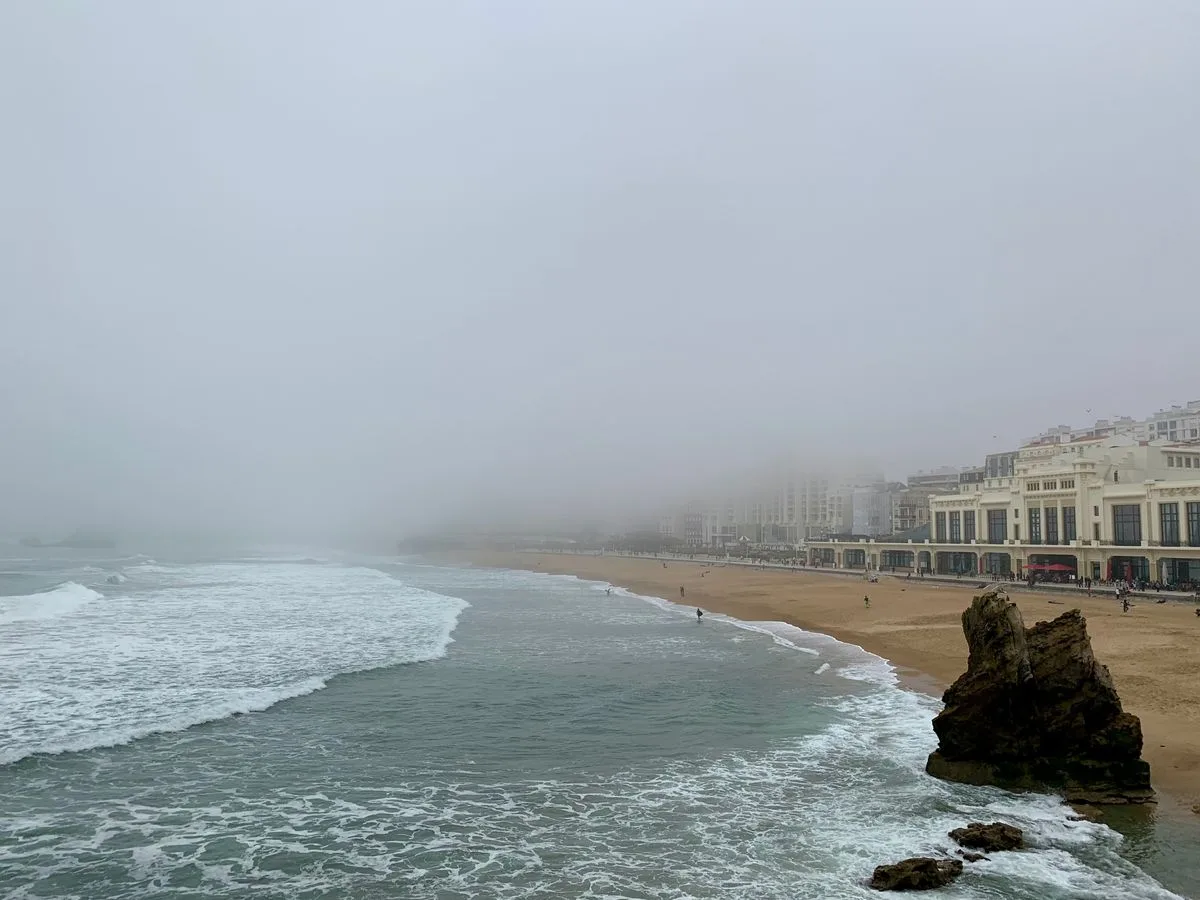 La Côte des Basques à Biarritz, longue plage au pied de la falaise