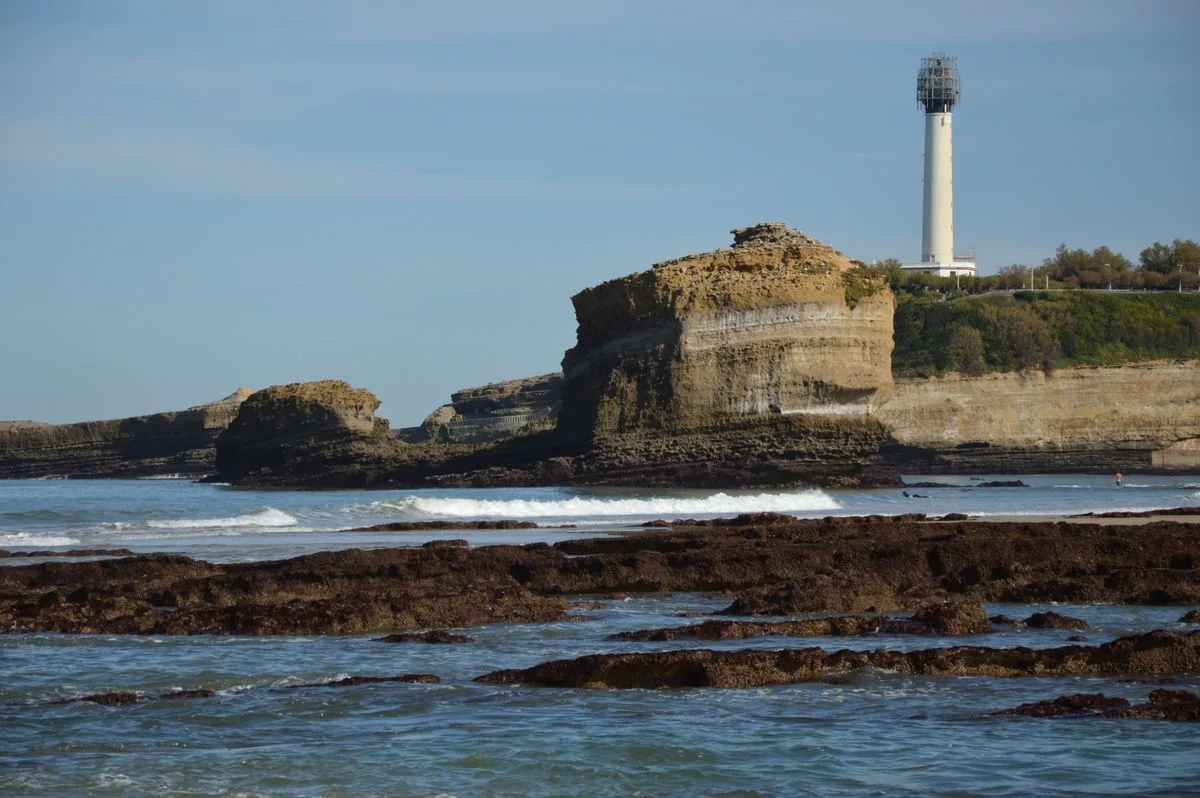 Le phare de Biarritz dominant les rochers battus par l'océan