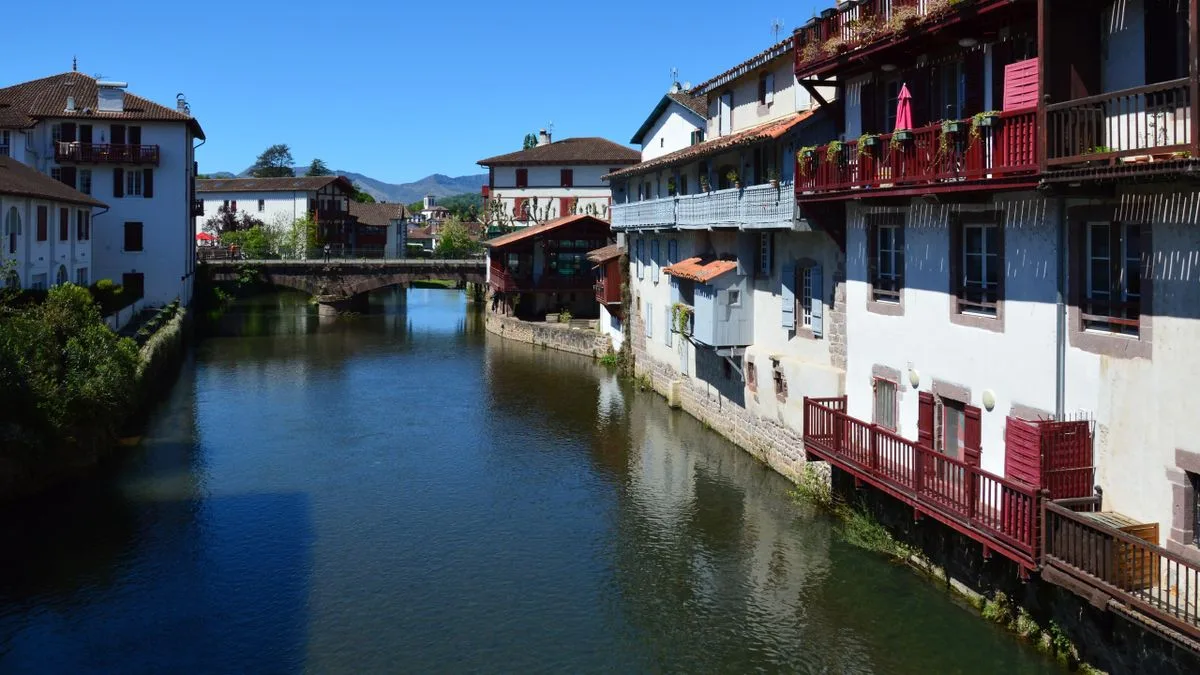 Maisons basques traditionnelles à colombages au bord de l'eau