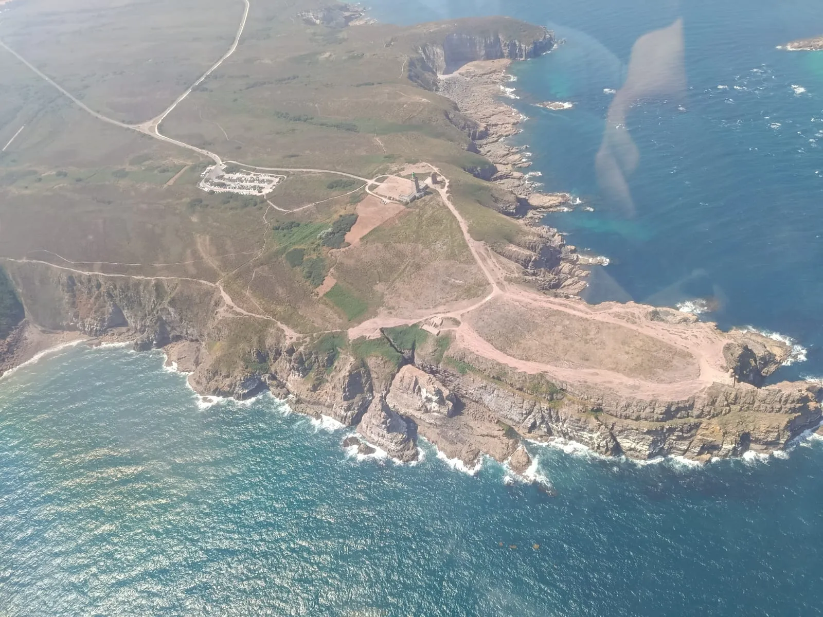Le Cap Fréhel, son phare et ses falaises de grès rose vus du ciel en ULM