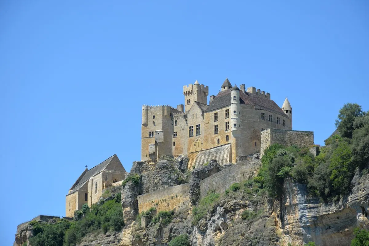 Le château de Beynac perché sur sa falaise au-dessus de la vallée de la Dordogne