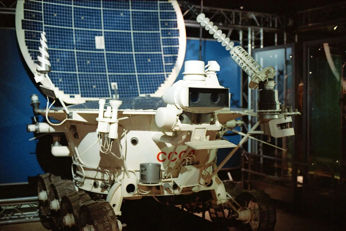 Rover lunaire d'exploration exposé dans la pénombre d'un musée de l'espace