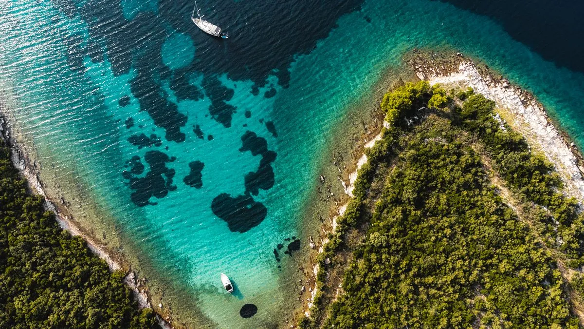 Crique aux eaux turquoise lors d'un tour des îles depuis Split