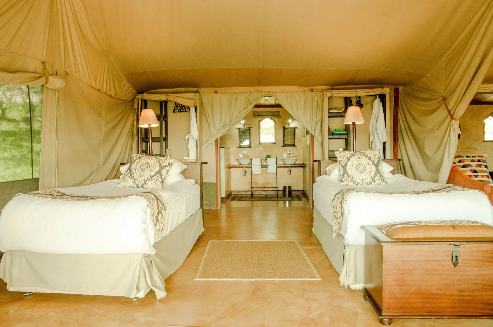 Intérieur confortable d'une tente lodge de glamping avec vrai lit