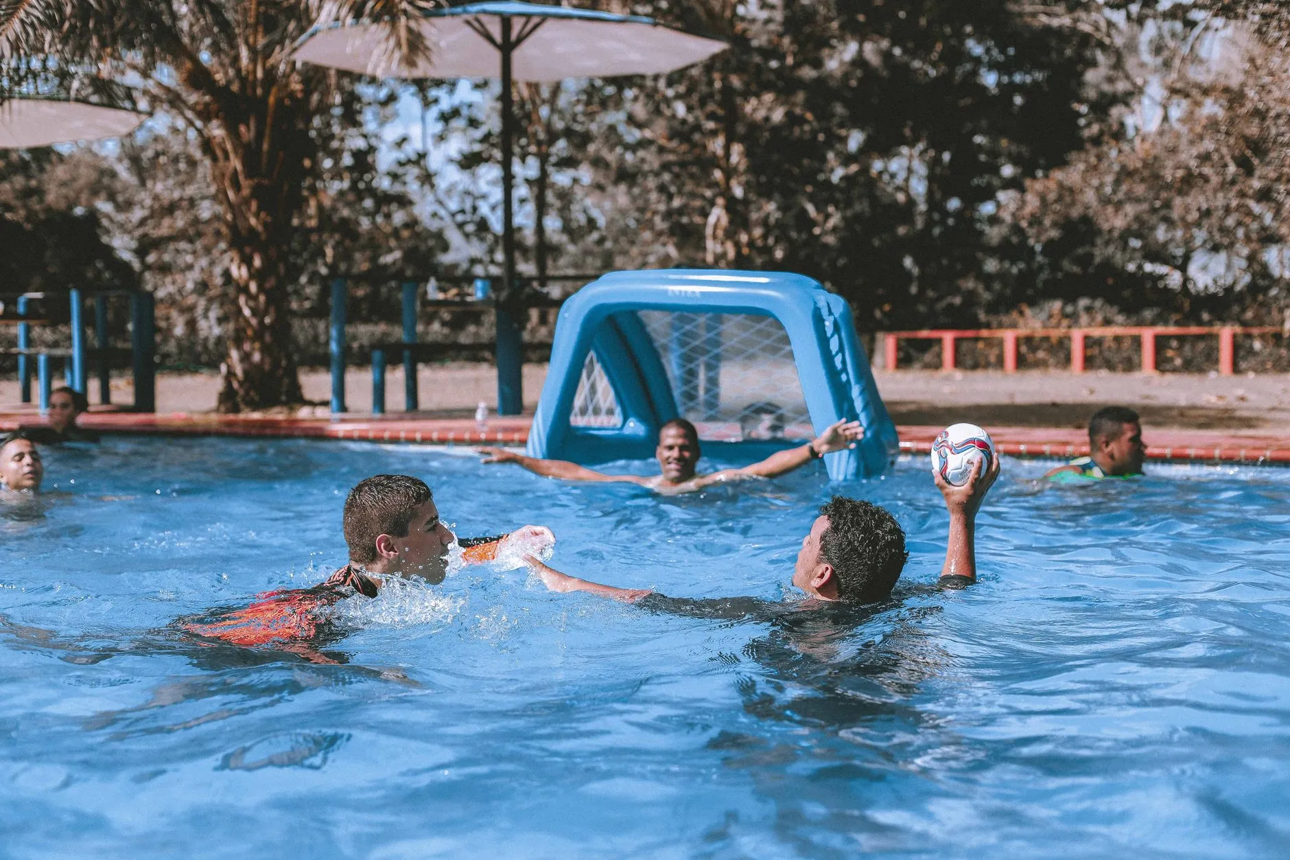 Baigneurs dans la piscine extérieure d'un camping