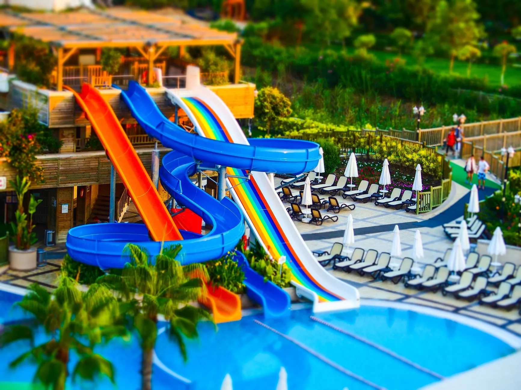 Piscine de camping équipée de toboggans