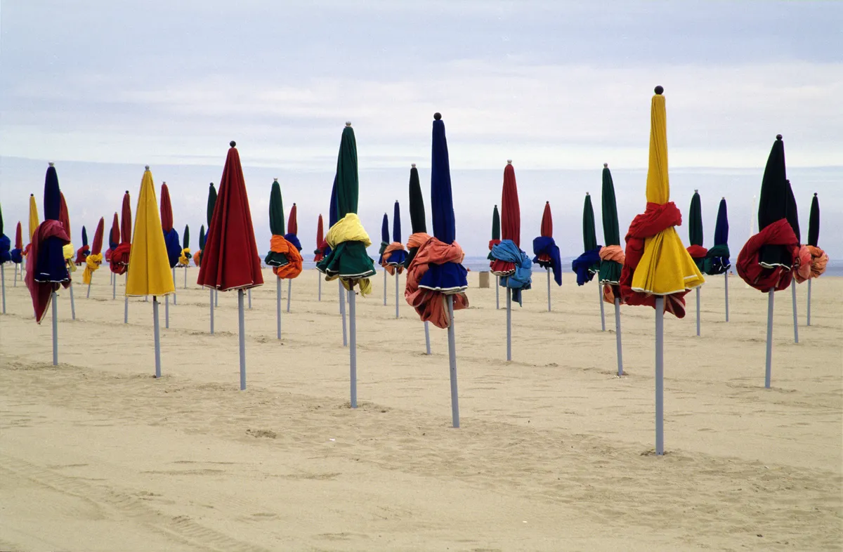 Les Planches et la plage de Deauville aux parasols colorés