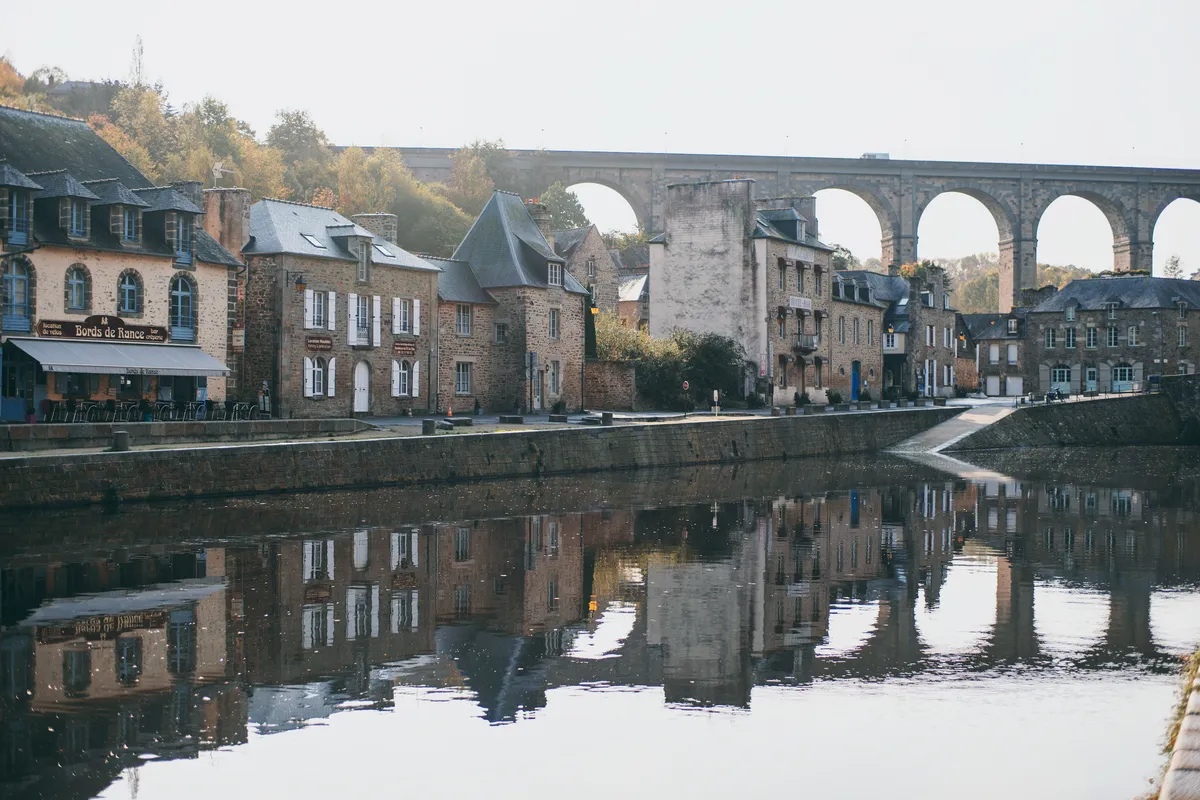 Le port de Dinan au bord de la Rance, dominé par son viaduc