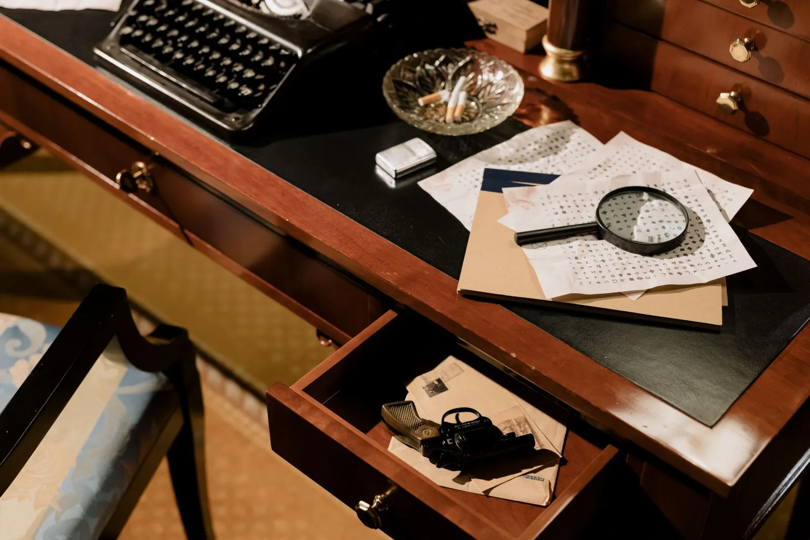 Bureau d'enquête avec loupe, documents codés et machine à écrire