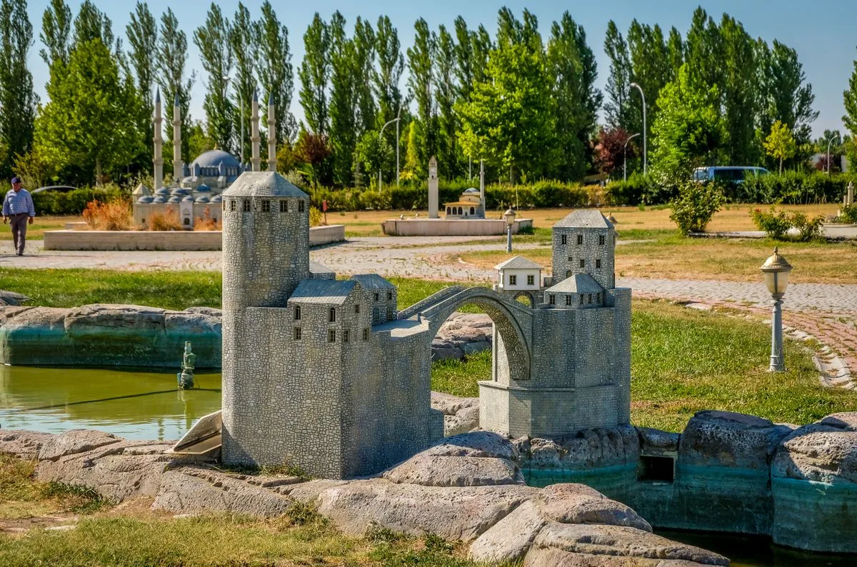 Maquette miniature détaillée d'un monument ancien avec des visiteurs flous en arrière-plan