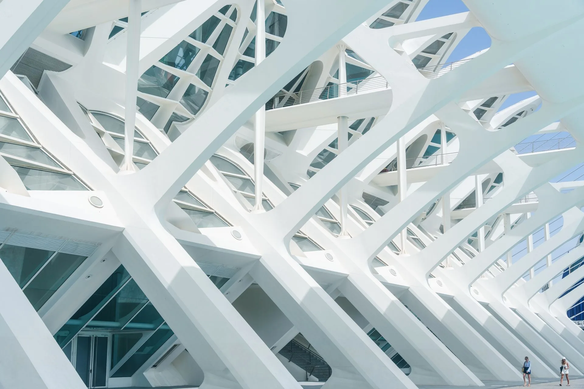 Structure architecturale futuriste blanche aux lignes géométriques