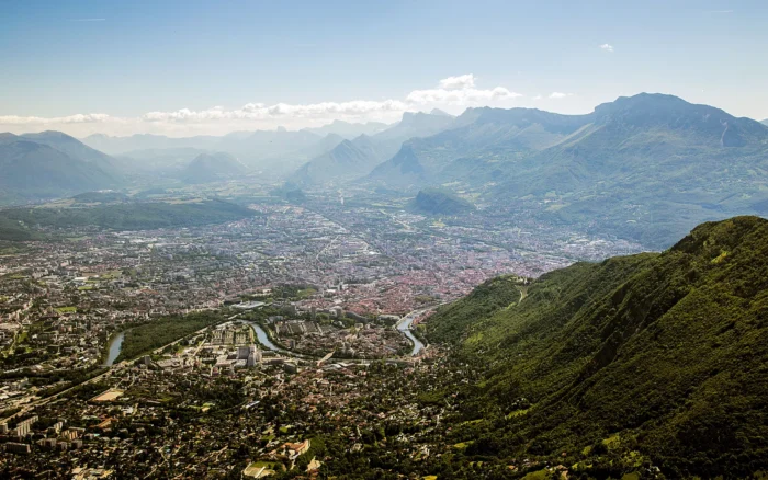 Meilleures résidences étudiantes à Grenoble : studios, prix et quartiers