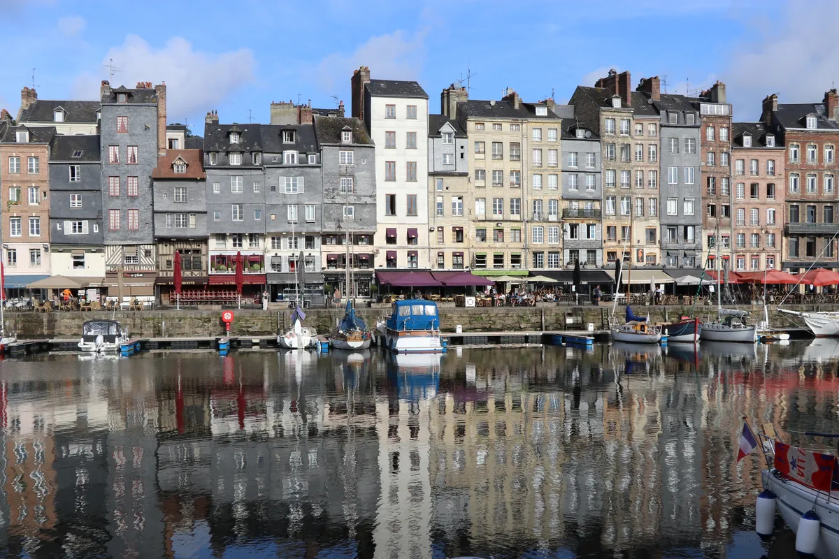 Le Vieux Bassin de Honfleur et ses maisons étroites