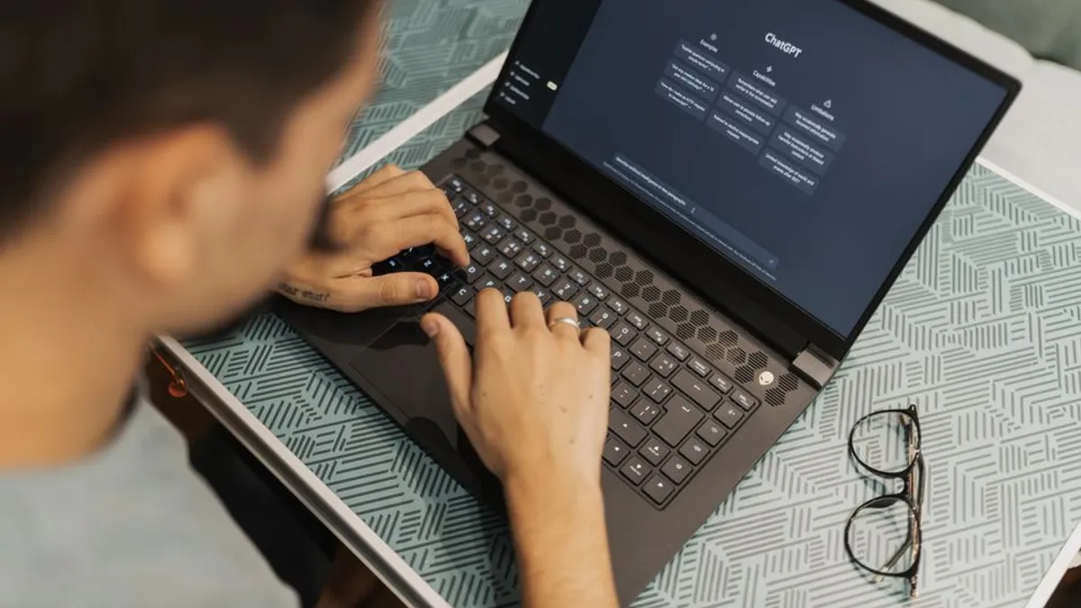 Voyageur préparant son séjour à l'aide d'un assistant d'intelligence artificielle