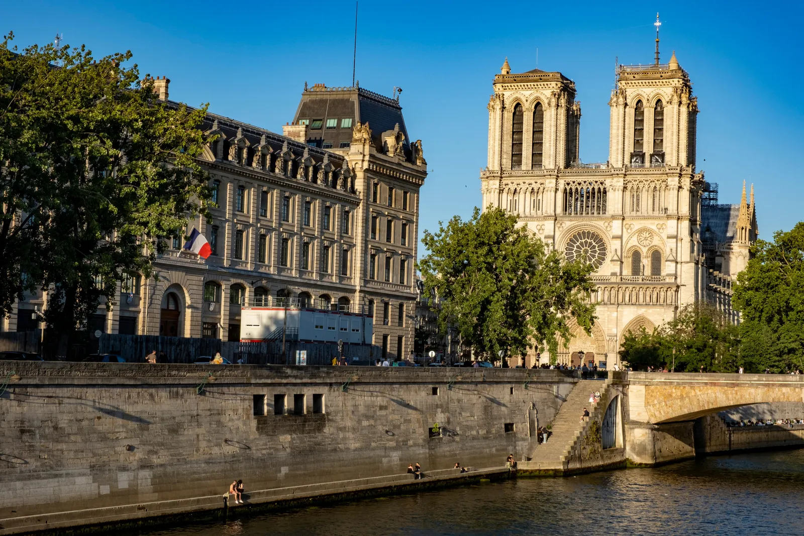 Vue sur la Seine et Notre-Dame depuis les abords de l'Île Saint-Louis