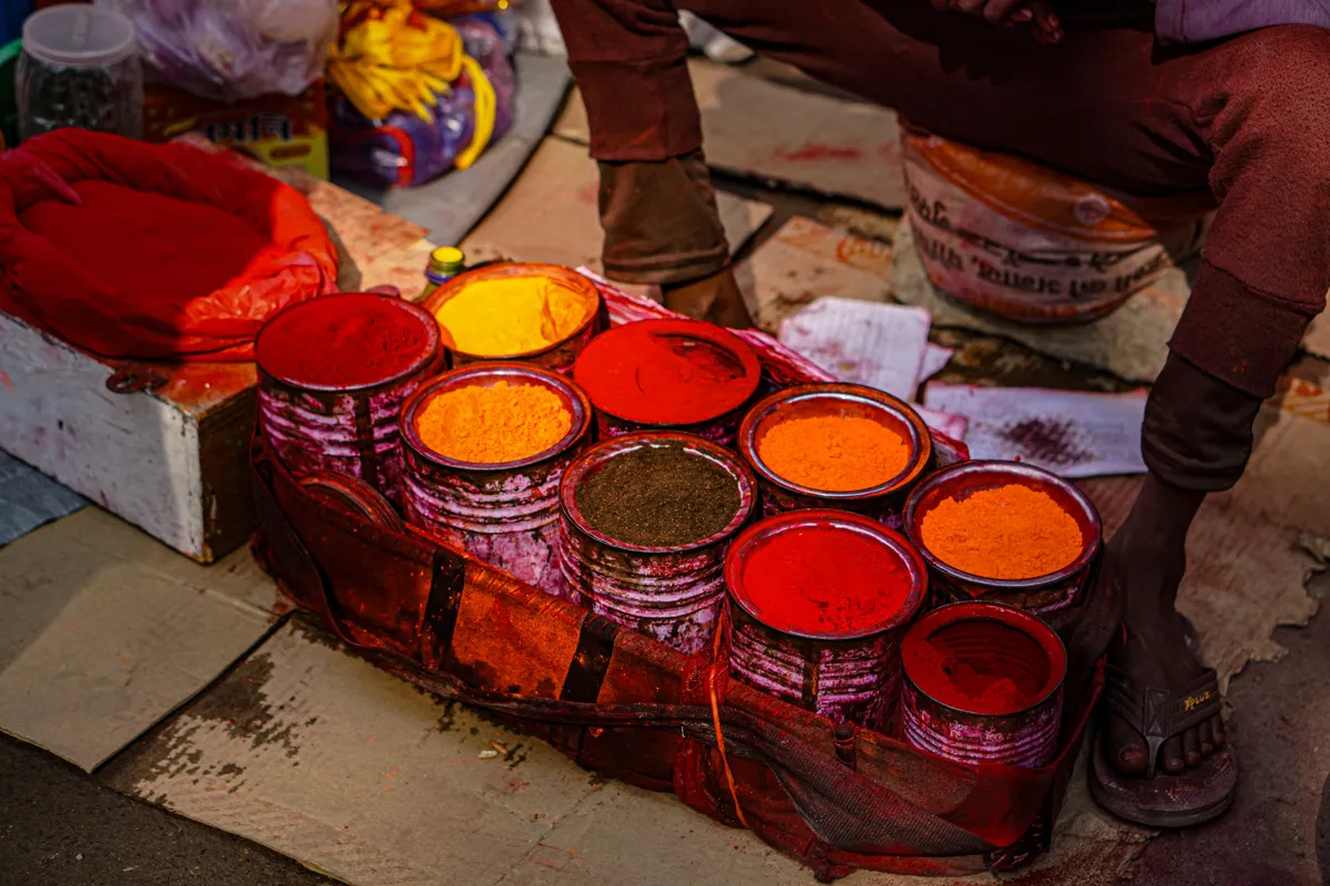 Pigments colorés sur un marché indien