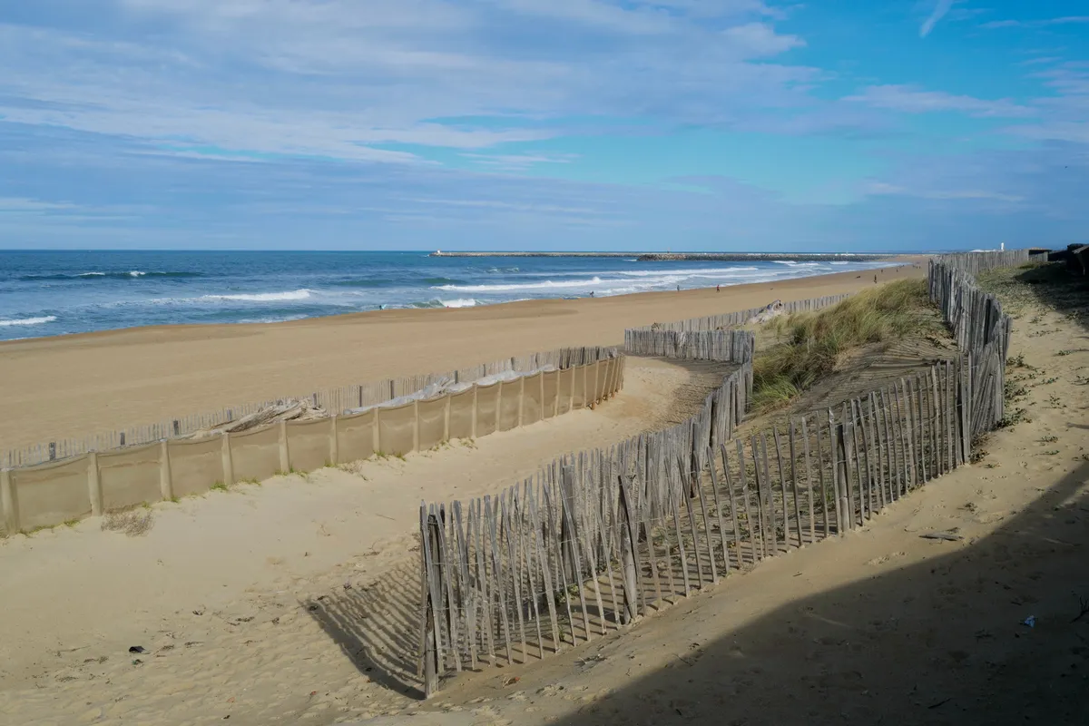 Plage de sable et dunes sur la côte atlantique