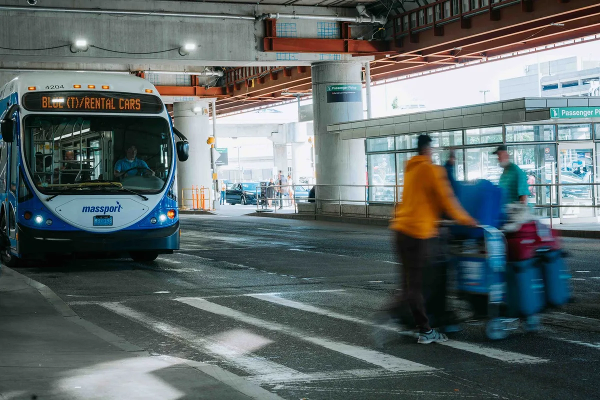 Location de voiture : le guide par aéroport, gare et ville
