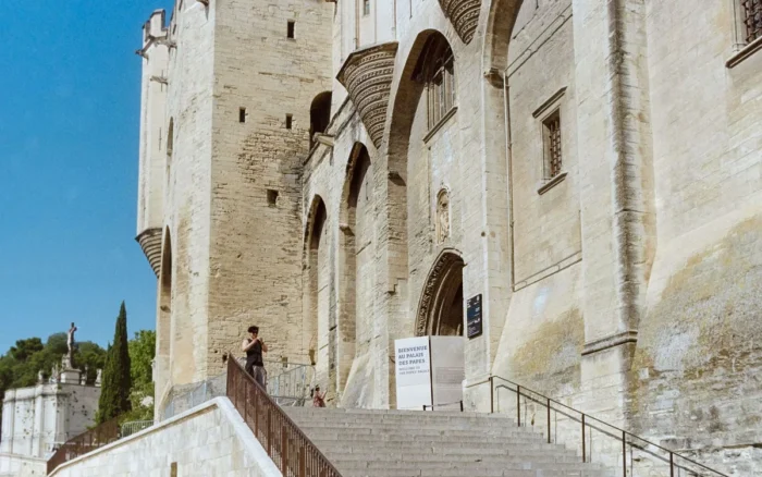 Location de voiture à Avignon : particuliers ou agence ? Guide 2026