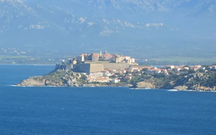 Location de voiture à Calvi (Corse) : où louer, prix et road-trips