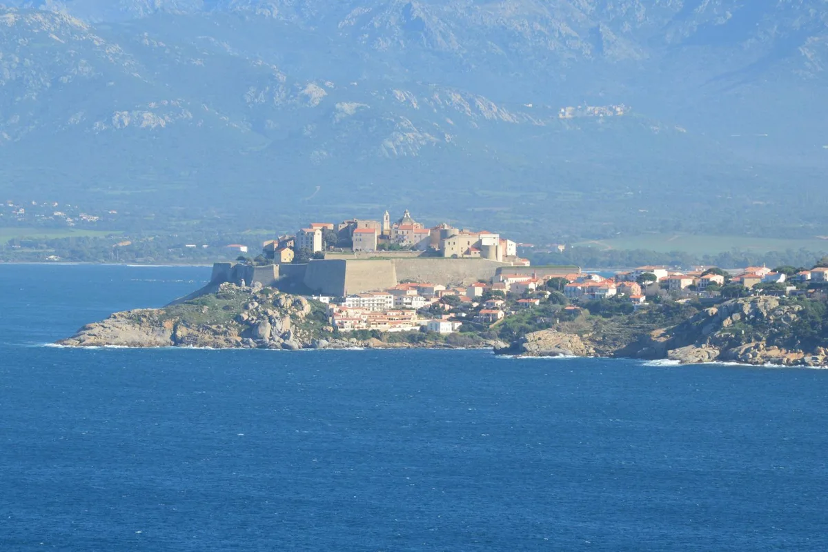 Location de voiture à Calvi (Corse) : où louer, prix et road-trips