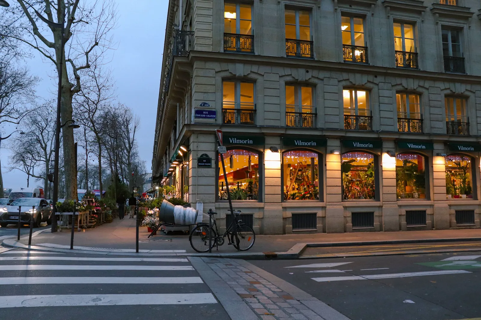 Rue et façades anciennes du quartier du Marais à Paris