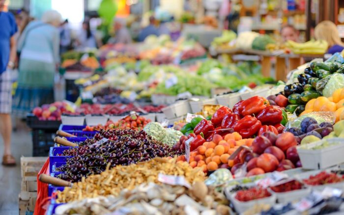Bien manger en vacances : spécialités locales et équilibre