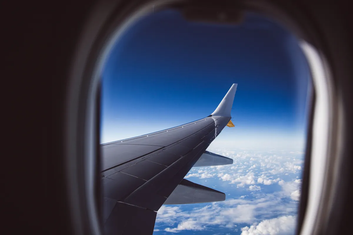 Vue sur l'aile d'un avion en vol depuis le hublot