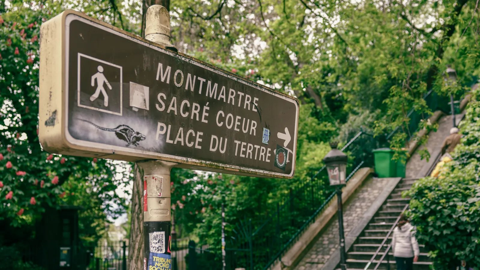Ruelle pavée et terrasses près de la place du Tertre à Montmartre